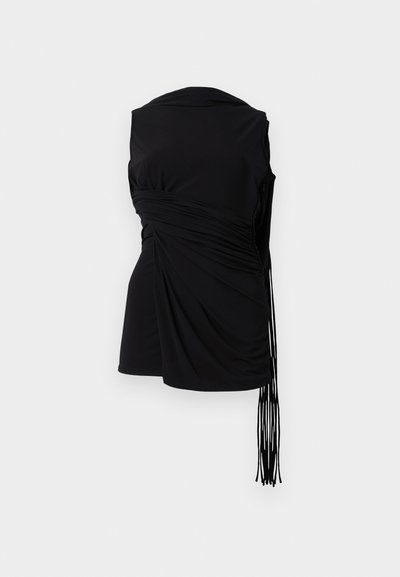 Top negro sin mangas con tela drapeada, recogido en el costado y detalle de flecos alargados, con una textura suave y una silueta ajustada.