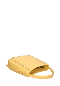 Borsa a tracolla in pelle gialla con una forma strutturata, caratterizzata da cuciture a contrasto e una tracolla sottile. Il design open-top rivela un scomparto interno.