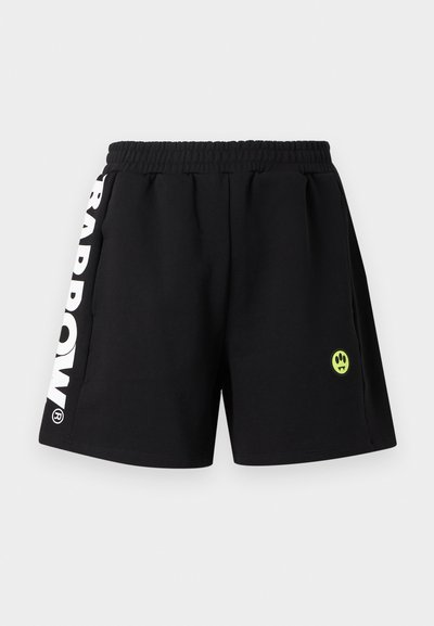 Čierne šortky s elastickým pásom, s bielym vertikálnym nápisom "BARROW" na ľavej strane a malým žltým logom usmievajúcej sa tváre na pravej nohe.