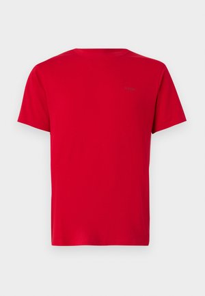 T-shirt rouge à col rond, manches courtes, en tissu coton, texture lisse, présentant un petit logo noir imprimé sur le haut du dos.