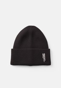 Zwarte gebreide beanie met een geribbelde textuur en een omgeslagen rand. Heeft een klein wit logo-tags aan de zijkant.