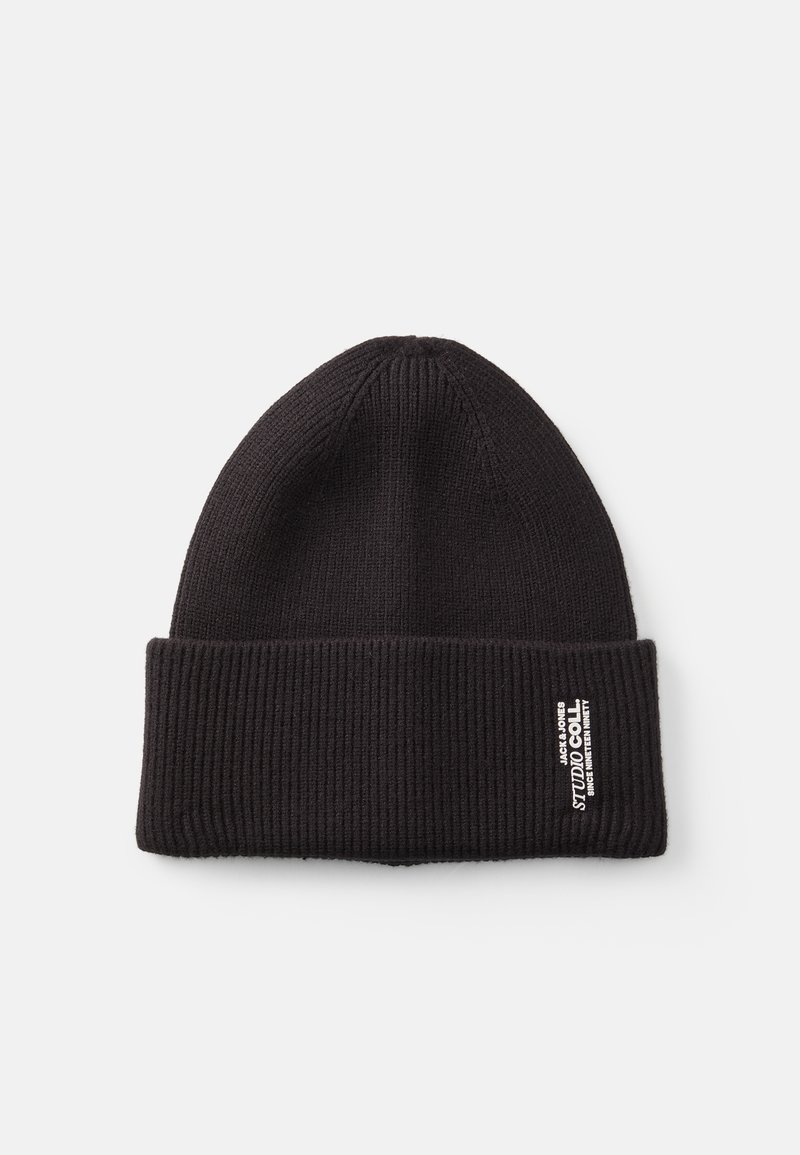 Zwarte gebreide beanie met een geribbelde textuur en een omgeslagen rand. Heeft een klein wit logo-tags aan de zijkant.