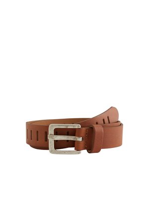 Ceinture en cuir marron avec une boucle rectangulaire argentée, plusieurs trous découpés et une boucle, posée en spirale lâche sur fond blanc.