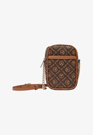 Kleine rechteckige braune Umhängetasche mit Ketten- und Lederriemen, gemustert mit Logos und Namensschild "Carlo Colucci" auf der Vorderseite.