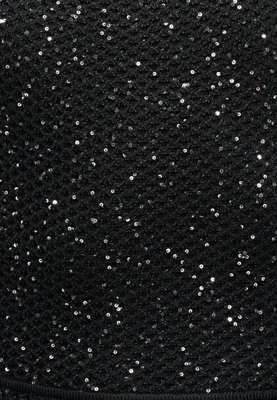 Μαύρο υφαντό ύφασμα με υφή, πυκνά καλυμμένο με μικρές, λαμπερές μαύρες και ασημένιες παγιέτες που δημιουργούν ένα λαμπερό εφέ.