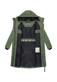 Grön huva vinterjacka som är öppen för att visa den svarta vadderade inredningen med varumärkesnamn och inre fickor.