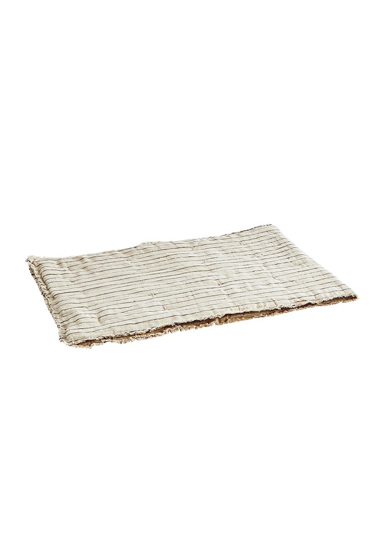 Rechthoekig geweven tapijt in lichtbeige met subtiel gestreept patroon. Randen hebben een rafelige afwerking. Natuurlijke vezeltextuur.