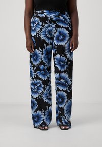 Flytende svarte vide bukser med store blå blomster mønstre, med elastisk midjebånd og en jevn stofftekstur.