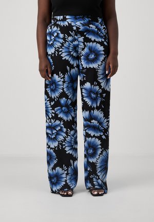 Flytende svarte vide bukser med store blå blomster mønstre, med elastisk midjebånd og en jevn stofftekstur.