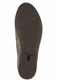 Zool van een bruine schoen met fijne horizontale groeven, een verzonken rechthoekige gleuf nabij de hak en het woord "eik!" in reliëf.