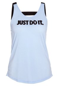 Světle modrý tílko s černými detaily a velkým nápisem „JUST DO IT.“ na přední straně. Hladká tkanina a volný střih.