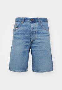 Gai zila denima šorti ar klasisku griezumu, nedaudz izbalējuši, ar piecām kabatām un vara toņu šuvēm. Iekļauti priekšējie pogu aizdares.