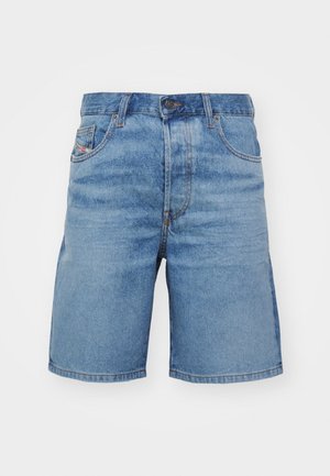Lyseblå denimshorts med klassisk snitt, lett falming, fem-lommers design og kopperfarget søm. Har en frontknap lukking.