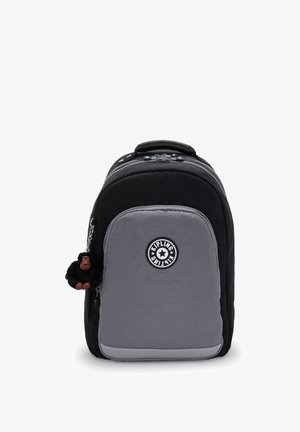 Schwarzer und grauer Rucksack mit runder Form, ausgestattet mit einem Logo-Patch, einer Reißverschluss-Vortasche und einem daran befestigten Schlüsselanhänger in Form eines Affen.