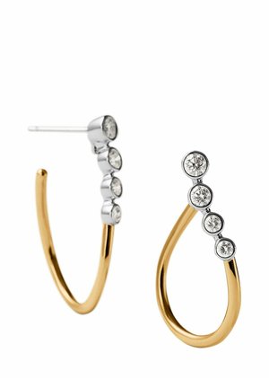 Pendientes de aro de oro y plata con cuatro piedras preciosas redondas y claras ascendiendo en la sección plateada, cierre de poste visible en un pendiente.