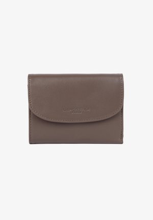 Portafoglio in pelle marrone con chiusura a pattina, impresso con "Lancaster Paris" centrato sul davanti.