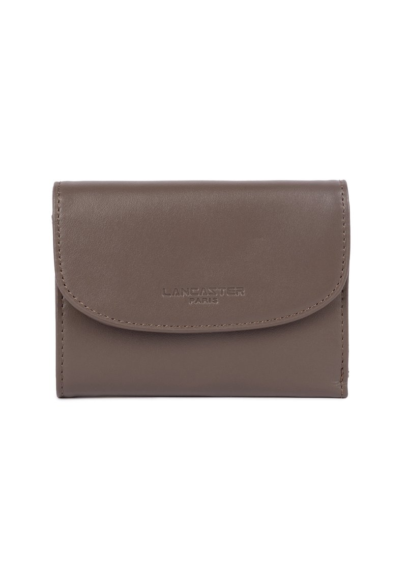 Portafoglio in pelle marrone con chiusura a pattina, impresso con "Lancaster Paris" centrato sul davanti.