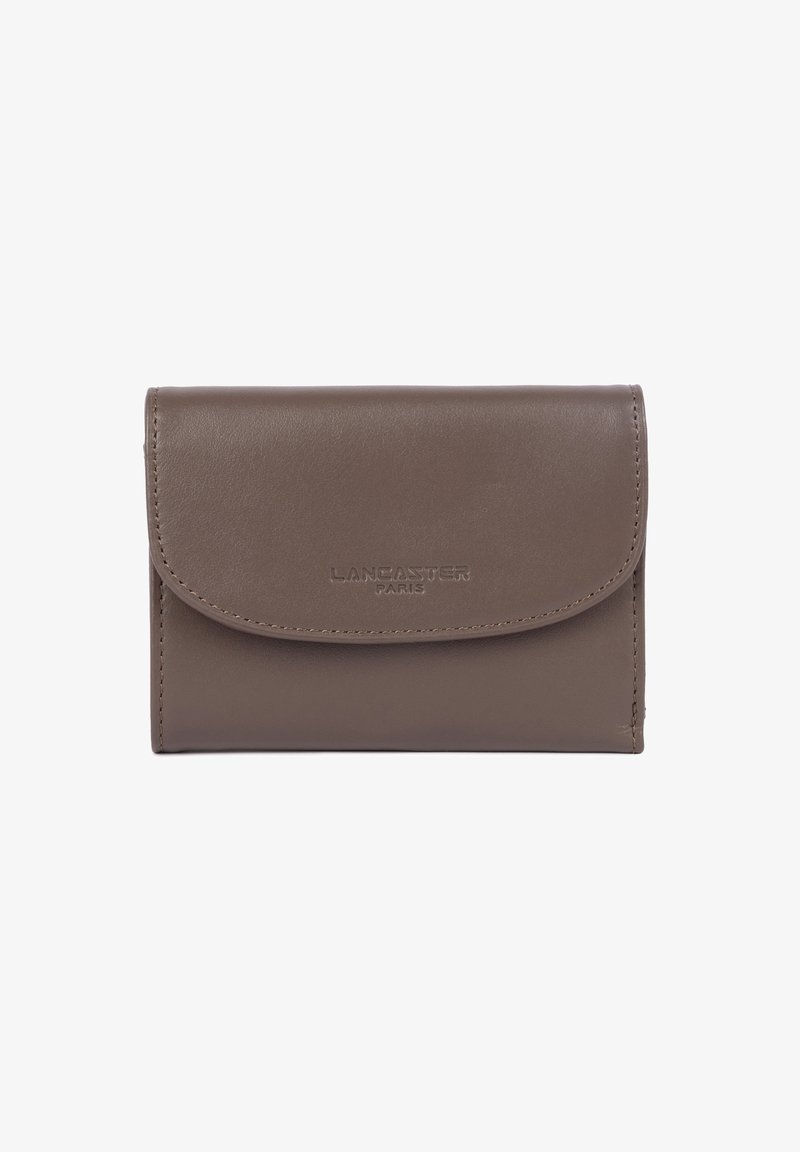 Portafoglio in pelle marrone con chiusura a pattina, impresso con "Lancaster Paris" centrato sul davanti.
