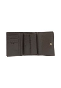 Portafoglio in pelle nera con texture granitata, dotato di sei scomparti per carte e due compartimenti, chiuso da un bottone a pressione dorato.