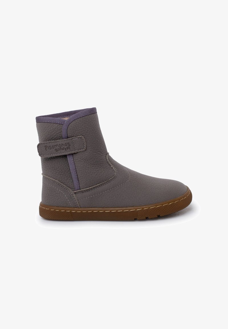 Bottine grise pour enfant avec surface texturée, semelle en caoutchouc marron et fermeture latérale à bande Velcro.