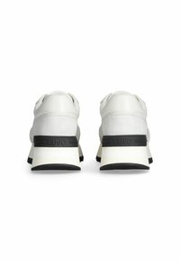 Sneaker bianche con tomaia in suede texturizzato e pelle liscia, dettagli neri, tacco resistente e una suola bianca spessa con branding.