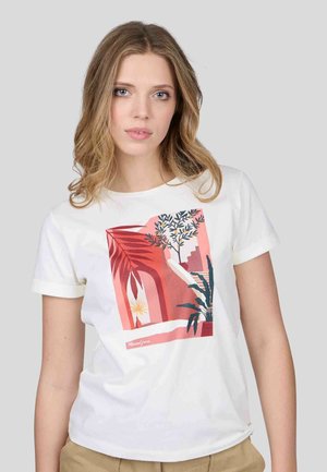T-shirt blanc à manches courtes avec un graphique coloré sur le thème des plantes, agrémenté de touches de rouge, de vert et de jaune ; en coton doux.