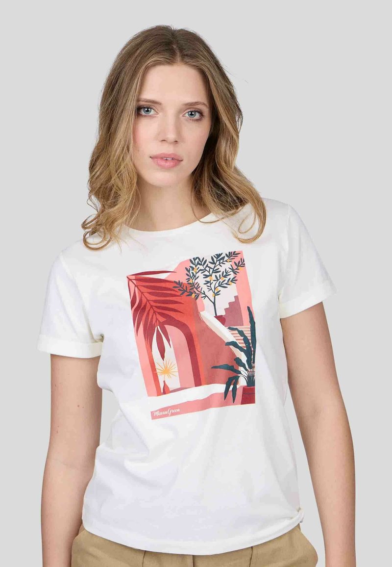 T-shirt blanc à manches courtes avec un graphique coloré sur le thème des plantes, agrémenté de touches de rouge, de vert et de jaune ; en coton doux.