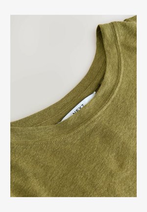 Olijfgroene katoenen t-shirt met ronde hals, voorzien van een zachte textuur en zichtbare stikdetails, met een discreet merklabel aan de binnenkant van de kraag.