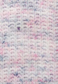 Textil mit strukturierten Oberflächen in sanften Weiß-, Rosa- und Hellblautönen, mit einem wellenförmigen Muster und einer kuscheligen, plüschigen Oberfläche.