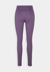 Leggings viola con vita alta, texture liscia e design aderente, privi di motivi visibili o dettagli in metallo.