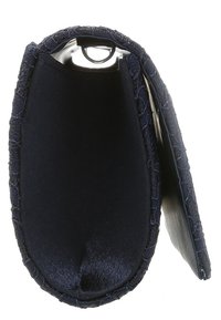 Námorně modrá texturovaná kabelka na clasp s kovovým uzávěrem nahoře, zobrazená otevřená shora na bílém pozadí.