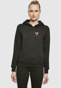 Sudadera negra de tela suave, con un bolsillo frontal y un logo rojo que dice "RAMEN SOUP". Incluye cordones y puños acanalados.