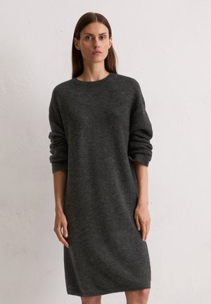 Robe en tricot surdimensionnée gris foncé avec un col rond et de longues manches retroussées. Texture lisse, longueur jusqu'aux genoux.