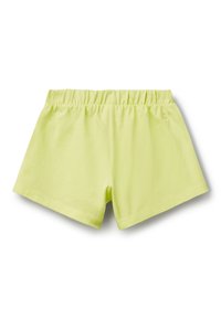 Pantaloni corti di cotone giallo chiaro con vita elasticizzata; design semplice, texture liscia e senza tasche o motivi distintivi.