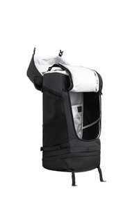 Zwarte rugzak met een witte binnenkant. Beschikt over een rol-top ontwerp, meerdere banden en een ruime hoofdcompartiment. Duurzame stof en ritsen.