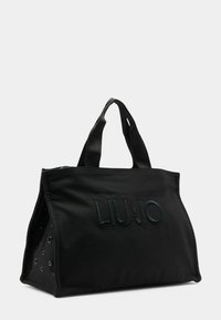 Borsa a tote rettangolare nera con manici corti, dettagli con ribattini laterali e logo "LIU JO" in rilievo sul pannello frontale.