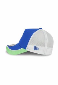 Blaues Cap mit einem weißen Mesh-Rücken, gewölbtem Schirm mit einem grünen Glitzerunterteil und Logodetail an der Seite. Strukturiertes Design.
