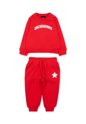 Felpa rossa per bambini con la scritta "RICHMOND" e pantaloni da ginnastica rossi abbinati con una stella bianca sulla coscia sinistra.