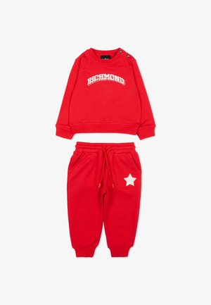 Sweat-shirt rouge pour enfants avec le texte "RICHMOND" et un pantalon de survêtement rouge assorti avec une étoile blanche sur la cuisse gauche.