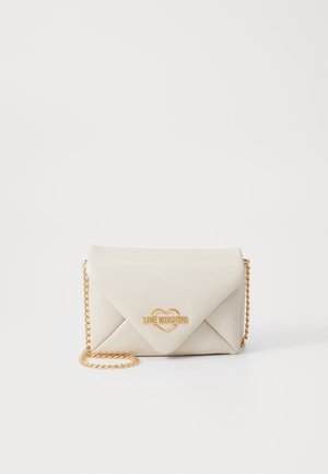 Torebka w stylu kopertówki w kremowym kolorze z złotym łańcuszkiem i złotym logo serca "LOVE MOSCHINO" na przednim klapie.
