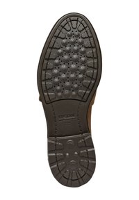 Suela de zapato de cuero marrón con una suela exterior de goma texturizada. Presenta patrones circulares y en forma de estrella para mayor tracción, marcado con "Geox Ultra Comfort."