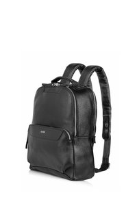 Czarny skórzany plecak o zdefiniowanej konstrukcji, z wyraźnym zamkiem błyskawicznym, wyściełanymi szelkami oraz przednią kieszenią z delikatnym logo.