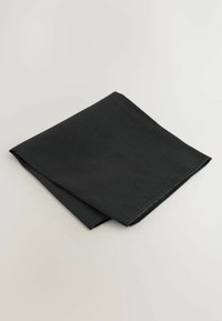 Melnā salocītā auduma, kas izgatavots no gludas materiāla, ir tīras malas un taisnstūrveida forma, bez redzamām faktūrām vai akcentiem.