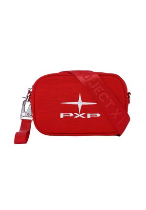 Sac bandoulière rectangulaire rouge avec logo étoile blanche et texte "PXP", doté d'une large bandoulière réglable et d'attaches à clip métallique.