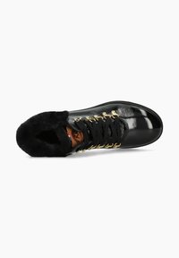 Bottine de randonnée en cuir verni noir avec un col en fausse fourrure, œillets en métal doré et lacets noirs. Design élégant avec une pointe arrondie.