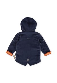 Navyblaue Fleecejacke mit Kapuze, ausgestattet mit orange-rot gestreiften Bündchen und einem kleinen Logo-Patch am unteren Rücken. Strukturierte Oberfläche.