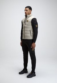 Alessandro Zavetti ZAVETTI CANADA OSHAWA 3.0 TECH PUFFER GILET - Vest - stone