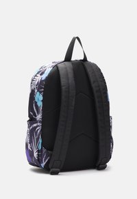 Mochila con un respaldo de malla negra, patrón floral en azul y púrpura en la parte frontal, correas ajustables y un asa superior.