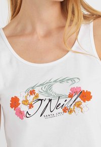 Biała koszulka na ramiączkach z kwiatowym wzorem w kolorach pomarańczowym, różowym i żółtym oraz czarne logo w stylu pisma odręcznego z napisem "J'Neill" z zielonymi akcentami.