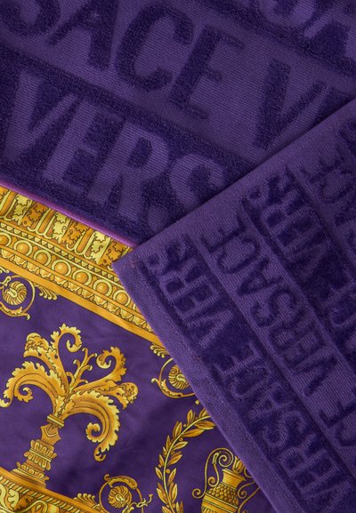 Tissu Versace violet et or avec grand texte embossé et motifs baroques floraux et en urne ornés.